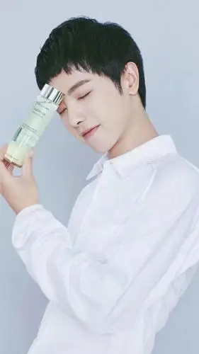 华晨宇微笑壁纸,高清治愈系