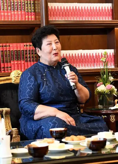 席慕蓉德德玛再度携手 《请给我一首歌》送给最美草原