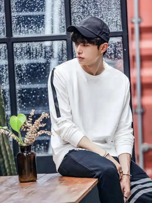 学下面这些男生的穿衣打扮还是很有必要的,这样穿衣,至少还你干净帅气