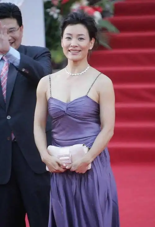 陈冲真不服老一把年纪还穿印花短裙扮少女可惜却被膝盖出卖了