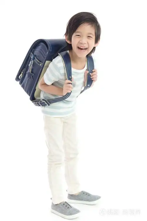 亚洲小学生的肖像与背包在白色隔离