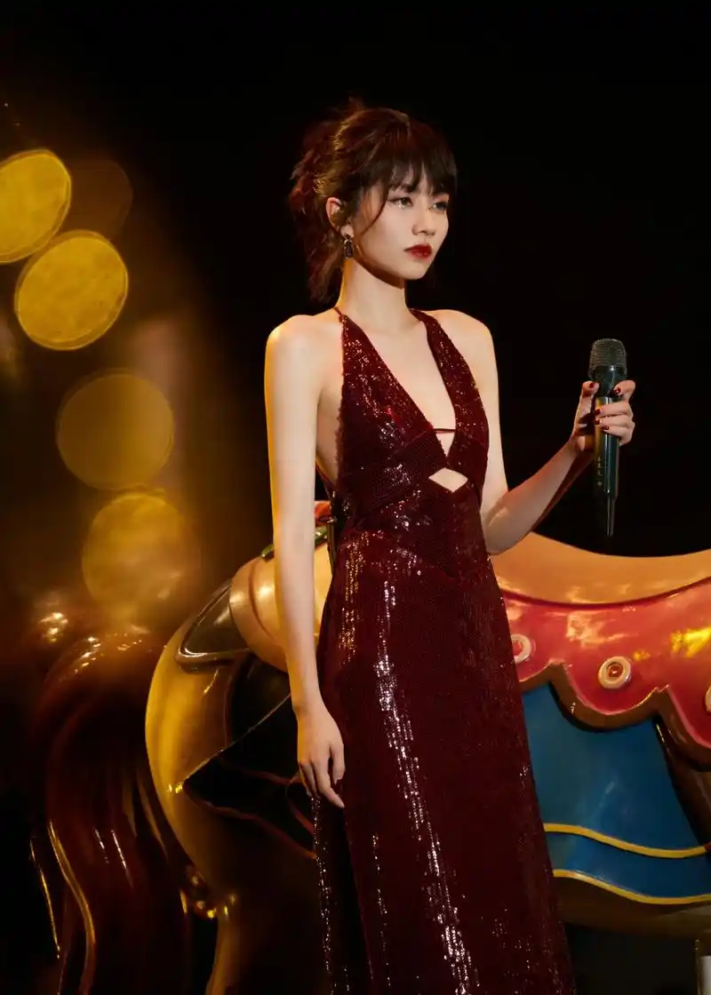 刘惜君扎发吊带迷人写真组图 #刘惜君# #百万创作者计划