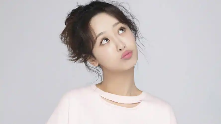 美女小花旦杨紫可爱耍宝写真壁纸-大陆明星-手机壁纸下载-美桌网