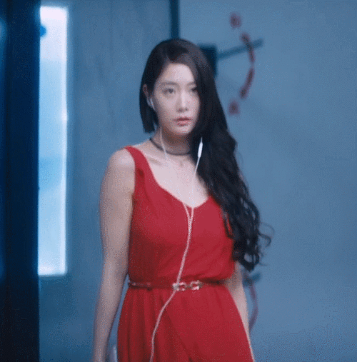 女星克拉拉获老公赠劳斯莱斯,粉红车厢极梦幻,住半亿豪宅当阔太