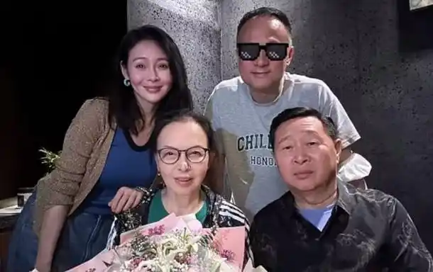 据知情人士透露,于明加与大7岁老公胡俊是"先上传后补票",两人经相亲