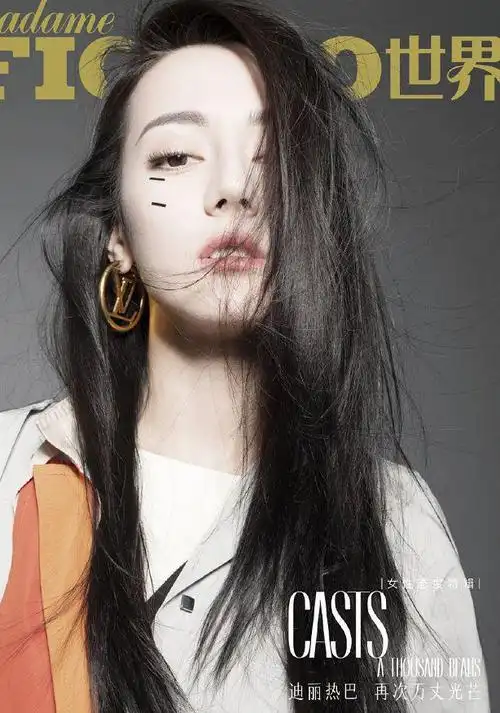 热巴慵懒风大片释出轻松驾驭黑长直造型尽显高冷轻熟气质