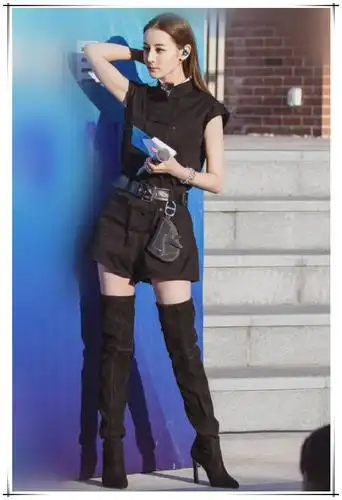 同时迪丽热巴这整套的穿搭都是黑色的,迪丽热巴穿了一双过膝长靴了,这