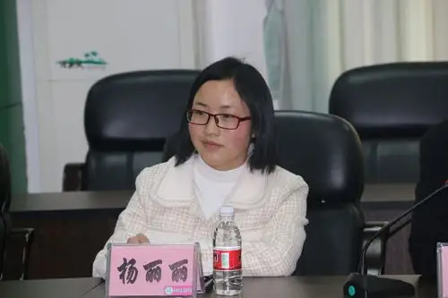 中山市横栏中学交流 写美篇  杨丽丽,朱亚玲同志与孙宏老师先后发言