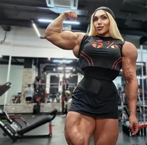 很难想象,巨无霸版"金刚芭比"原来也是一位瘦弱的姑娘|肌肉|健美_网易