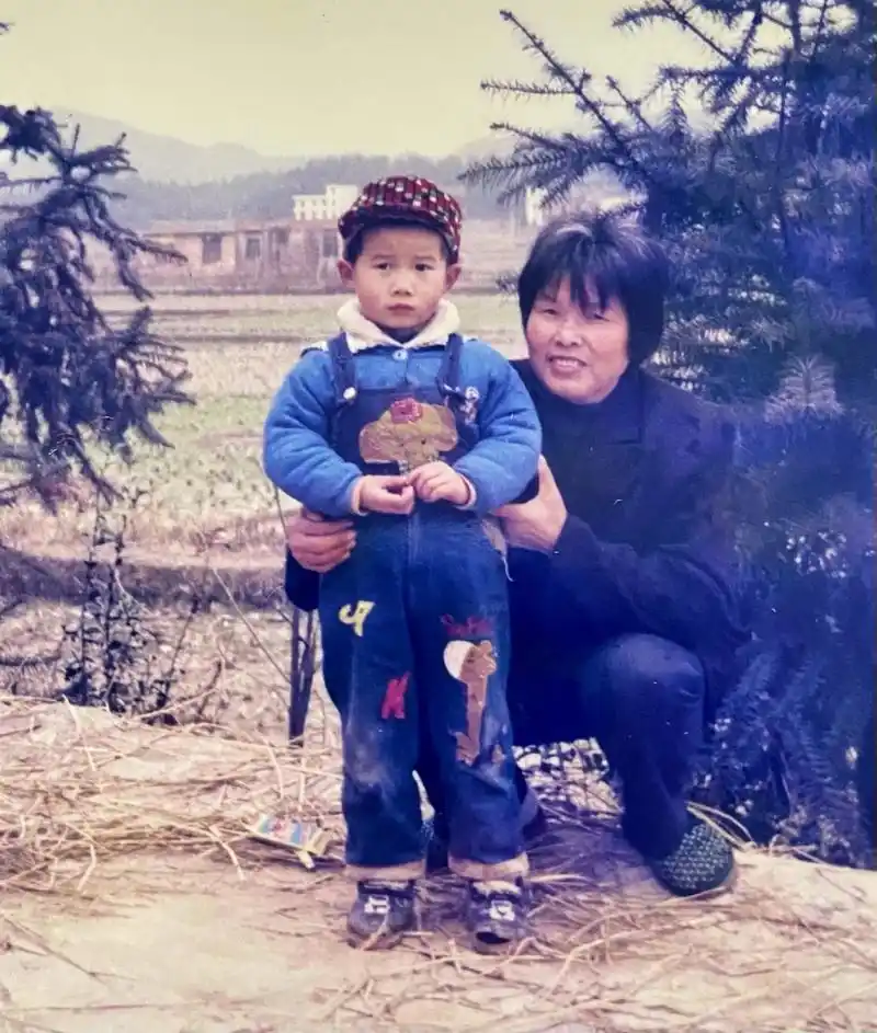 手机相册里的旧照片,是回不去的童年#老照片 #重温儿时的记忆 - 抖音