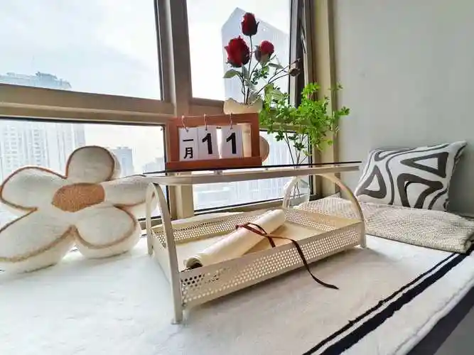 非常温馨的一个小套间,中午太阳晒进屋子里