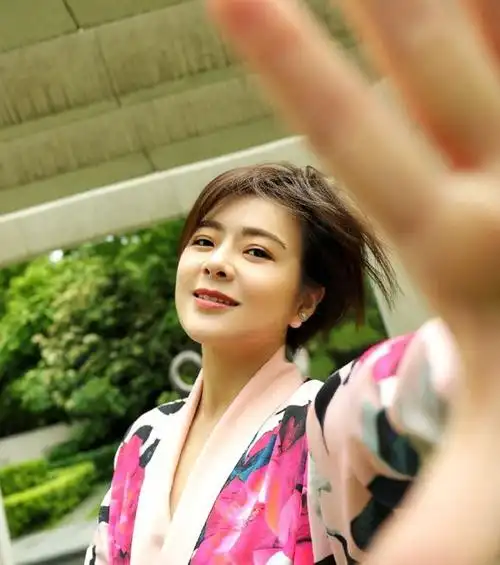 上海美女主持陈辰晒美照一双长腿太吸睛41岁依旧少女感满满