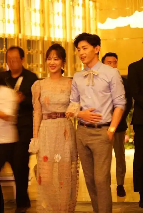 杨紫晒邓伦丑照,大谈吻戏观后感,网友:隔着屏幕都替你尴尬哈!