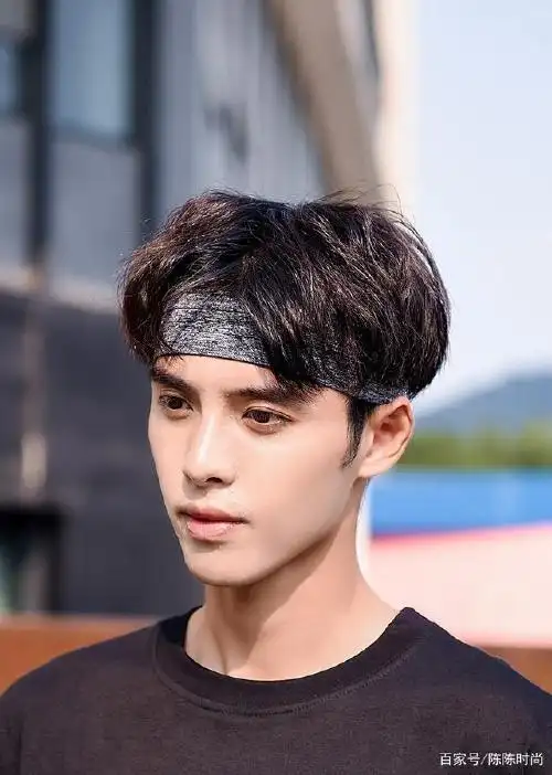 男生戴发带出门奇怪吗
