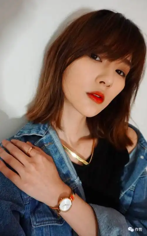 于是在沐奕杉的牛仔外套包裹下,没有任何多余装饰的authentic纯正