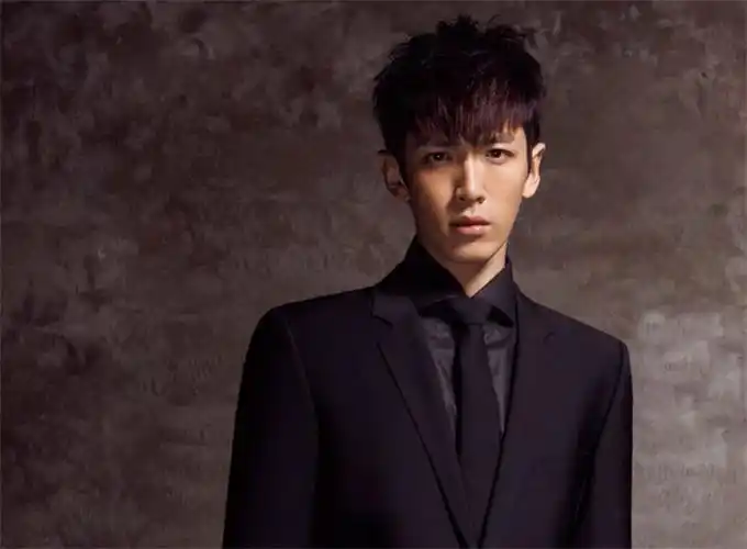 柯震东发型叫什么名字 柯震东桃心刘海发型帅气显气质【图】 - 明星 -