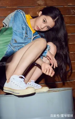 欧阳娜娜身穿蓝色牛仔外套,搭配黑色短裤,秀出纤细的美腿,元气少女值