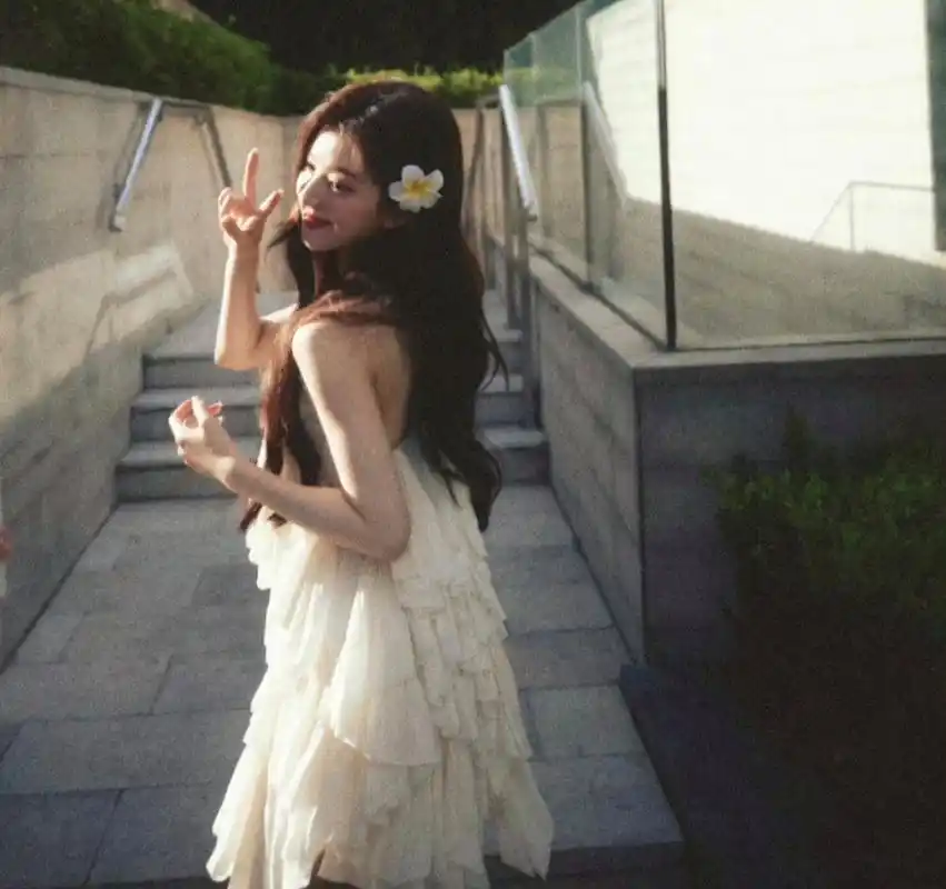 赵露思白裙比心