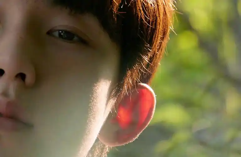 郭俊辰清新写真纯白短袖清爽少年感棱角分明的侧脸