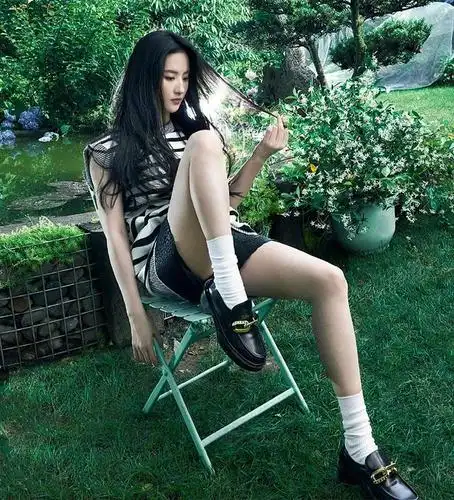 好好看!刘亦菲盛夏清风,绿林唯美时尚芭莎照