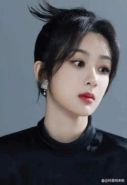 杨紫最新活动美照,穿镂空黑裙大秀好身材,甜辣造型美翻了