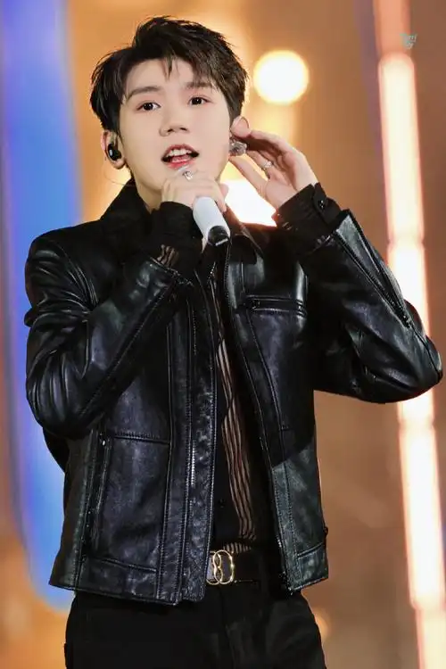 王源出席qq音乐巅峰盛典