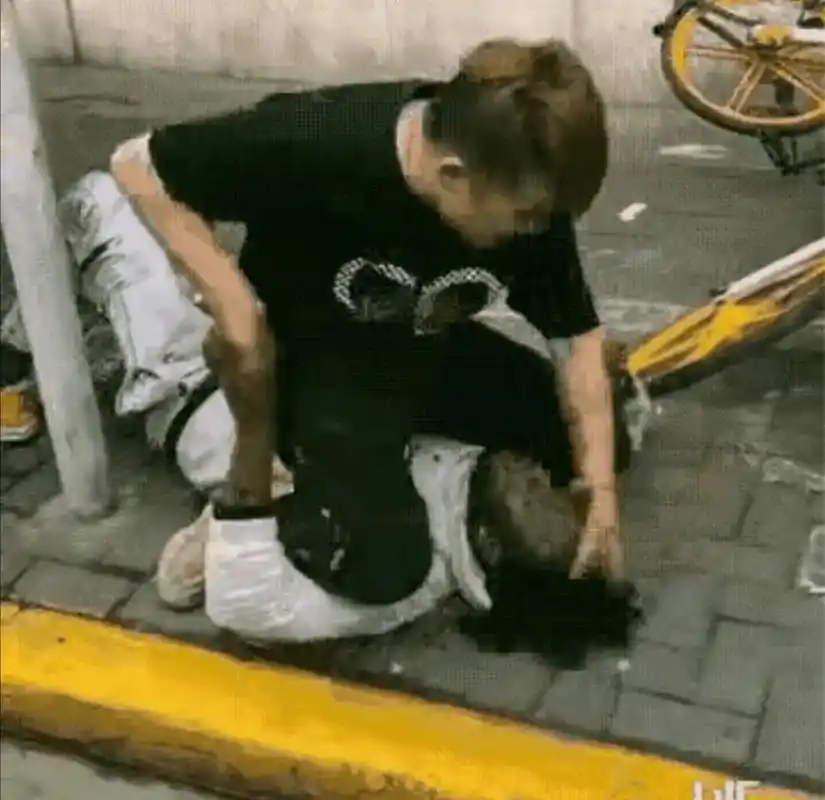 中国小伙暴揍黑人.近日,上海淮海路上,一黑人男子不断挑 - 抖音