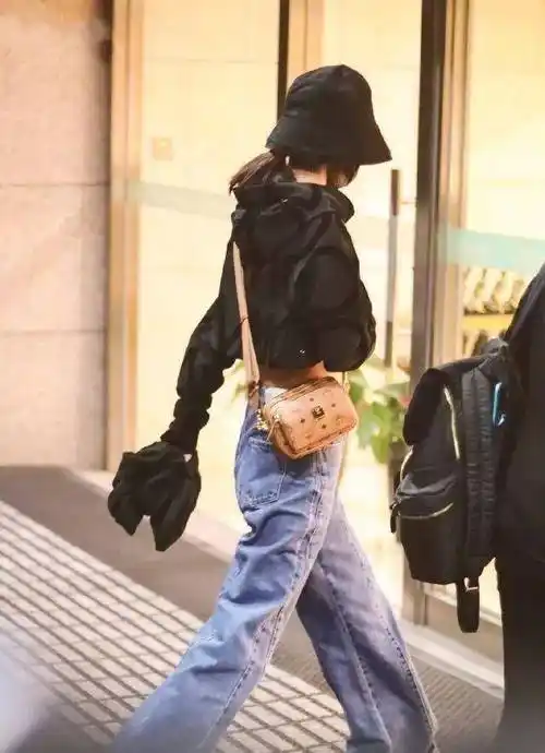 这次赵丽颖的机场照终于不是低调的日常风了,她终于开始穿起显身材的