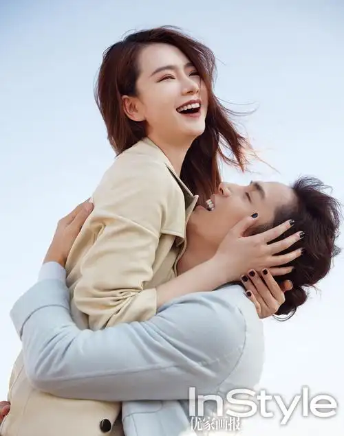 戚薇李承铉甜蜜大片狂撒狗粮 相拥对视爱意浓浓