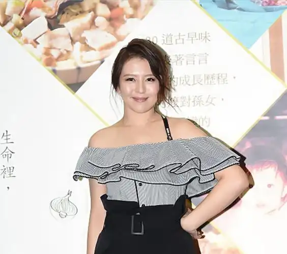 30岁刘品言近照发福肉嘟嘟模样认不出孤身一人与爱犬作伴