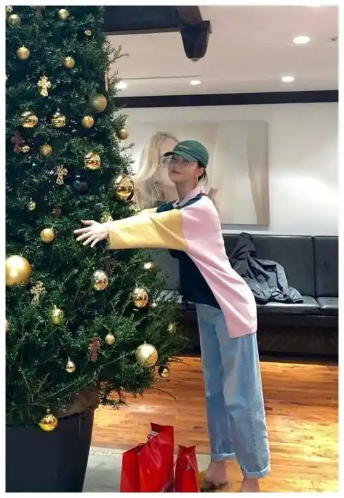 赵尧珂体重是假的吧,这皮裤90斤的挤不进,被她当