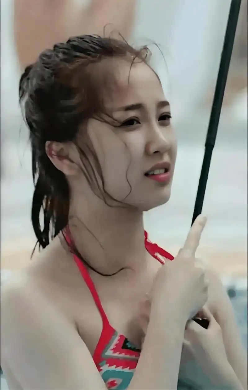 当虞书欣年轻时穿着泳衣的照片曝光时,虞书欣从那时起就没有多大变化.