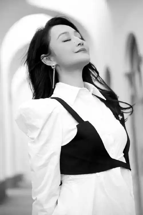 曹颖晒儿子合照,47岁穿太帅,10岁儿子比妈妈好看_知性_个人_造型