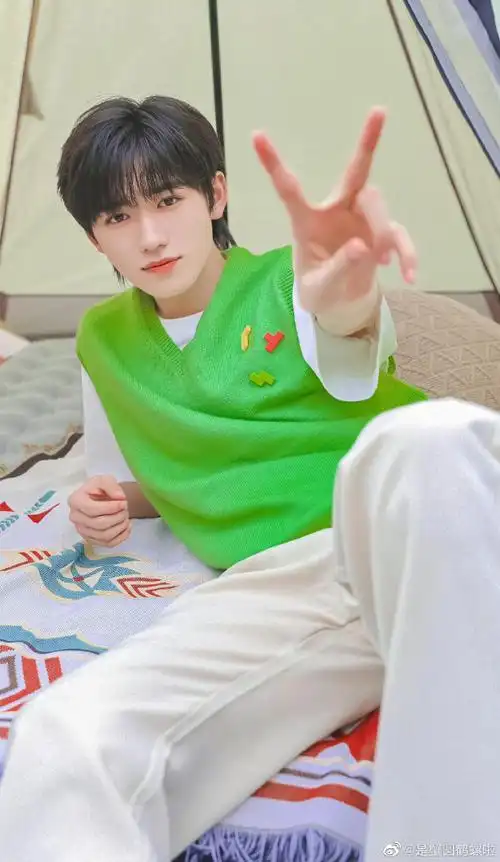 各美丽~作为时尚新卫·潮流宠儿的宋亚轩你更喜欢他哪个颜色的穿搭呢?