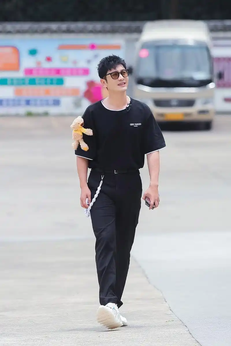 黄晓明真不适合这样穿,宽大西装 紧身裤很显矮,配这鞋子也笨重