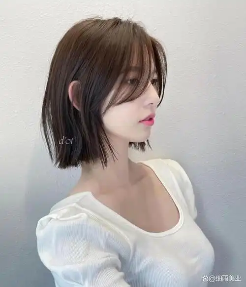 直短发还属于懒人界选择的发型之一,看整体外形,简单易打理,完全不