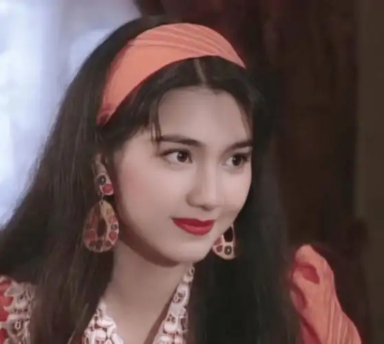 洪欣穿皮衣机场扫货衣服皱得厉害却意外呈现简约大气之美