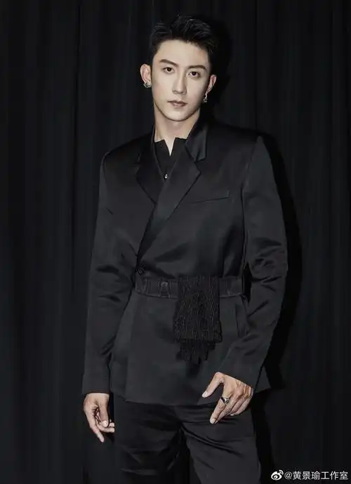 男装大秀,缎面束腰西装彰显绅士气质…………|黄景瑜|迪奥_新浪新闻