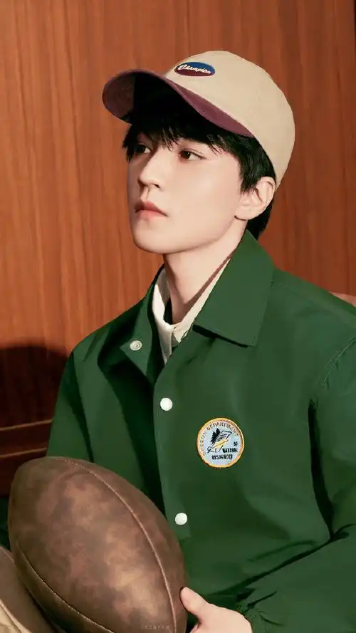 王俊凯超话#champion大中华区品牌代言人王俊凯#    帅成这样科学吗!