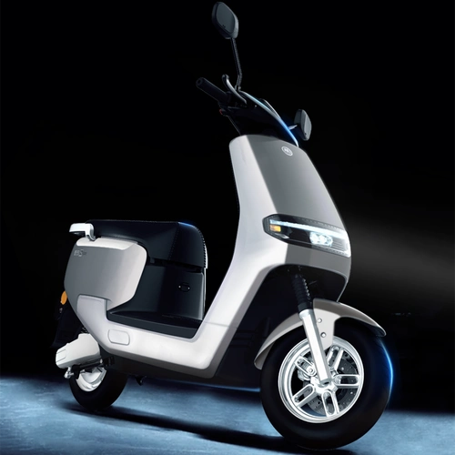 新推出两款高配置电动车,车型时尚,动力足,续航200公里