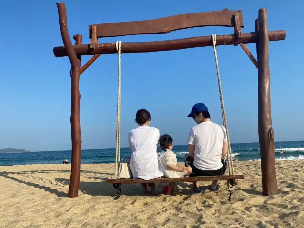 董子健为孙怡庆生一家三口面朝大海坐在秋千上画面非常甜美