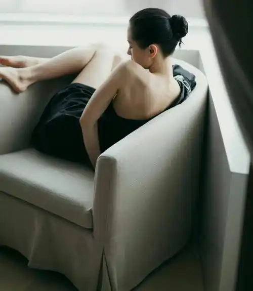 王子文黑色清凉套装半裸玉背·纤细玉腿·美白玉足图片分享_策划_时尚