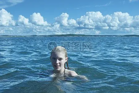 在大海里游泳背景