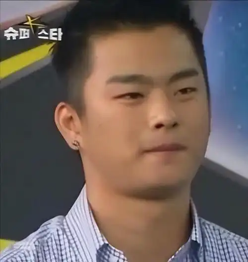 徐仁国啊,这小伙子原本是靠歌唱选秀比赛拿了冠军,才以歌手身份进圈的