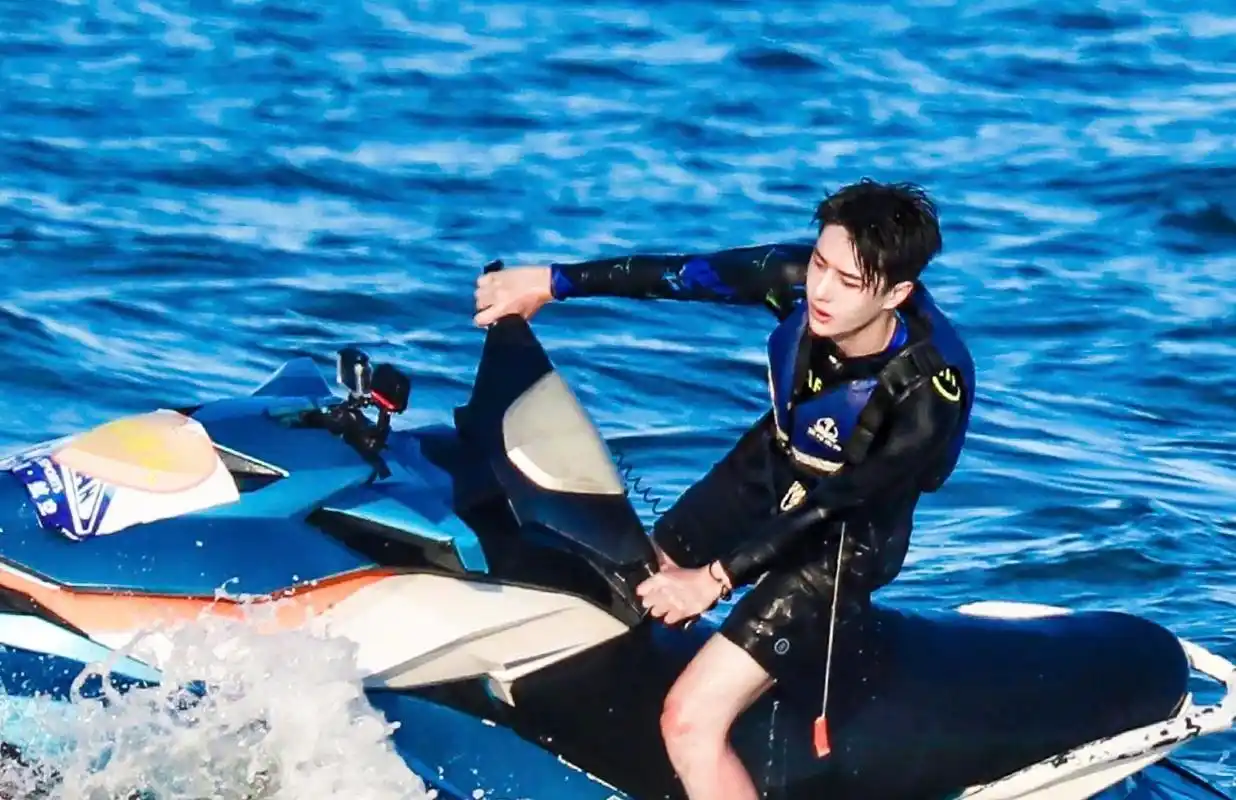 夏日冲浪店官宣,王一博的八块腹肌藏不住了