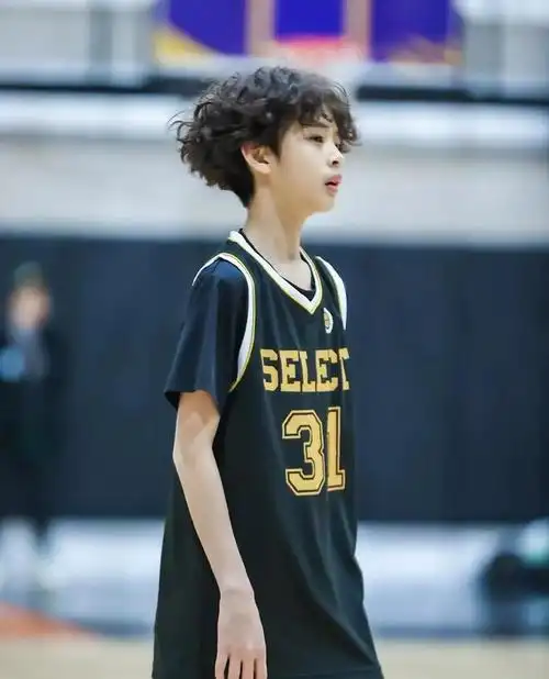 近照:留羊毛卷发好洋气,腿又细又长,侧脸很像妈妈|邓超|鹿晗_网易订阅