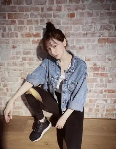 王心凌晒运动后的素颜照 扎丸子头浅笑!少女感十足