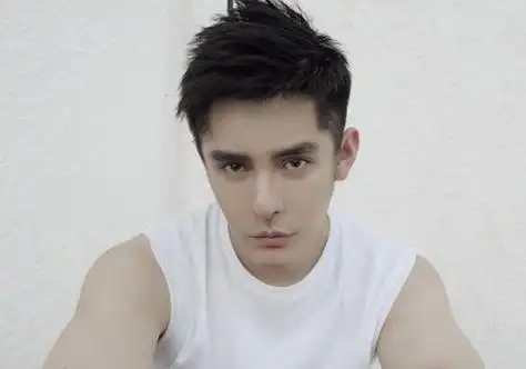 男孩子夏天适合的发型以清爽为主 青春期男孩梳头发别犯倔合适很重要