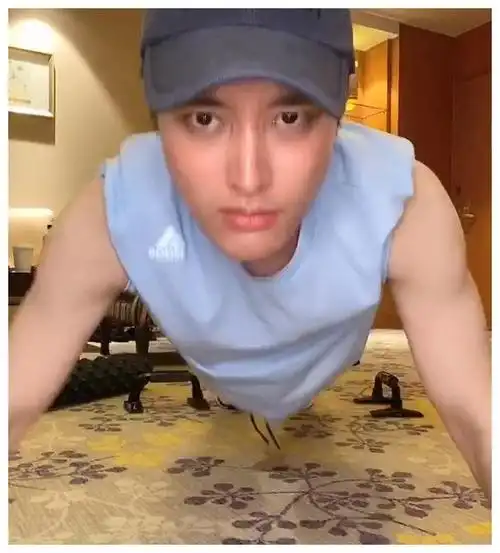 视频中的贾乃亮正在做俯卧撑,手臂上肌肉明显,看起来十分健硕.