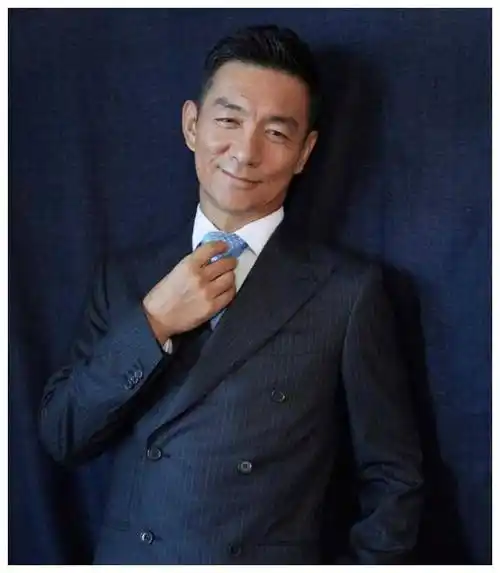 北电演员邢佳栋因打架遭开除,神秘妻子身份成迷,绯闻全无.